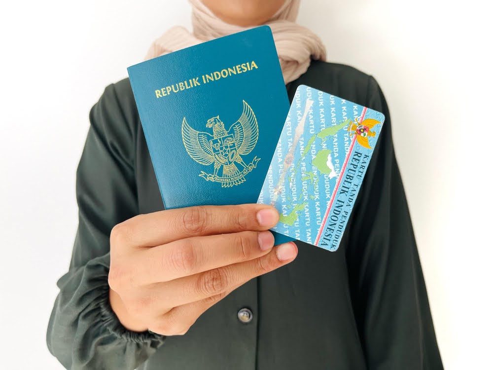 Seorang wanita sedang memegang KTP