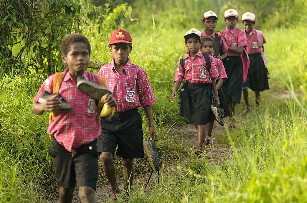 Perjalanan Anak SD Papua ke Sekolah