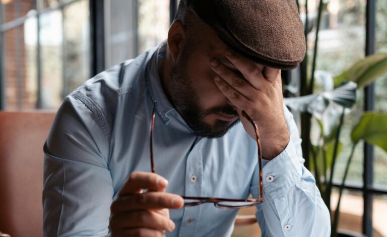 Laki laki sedang stress kerja